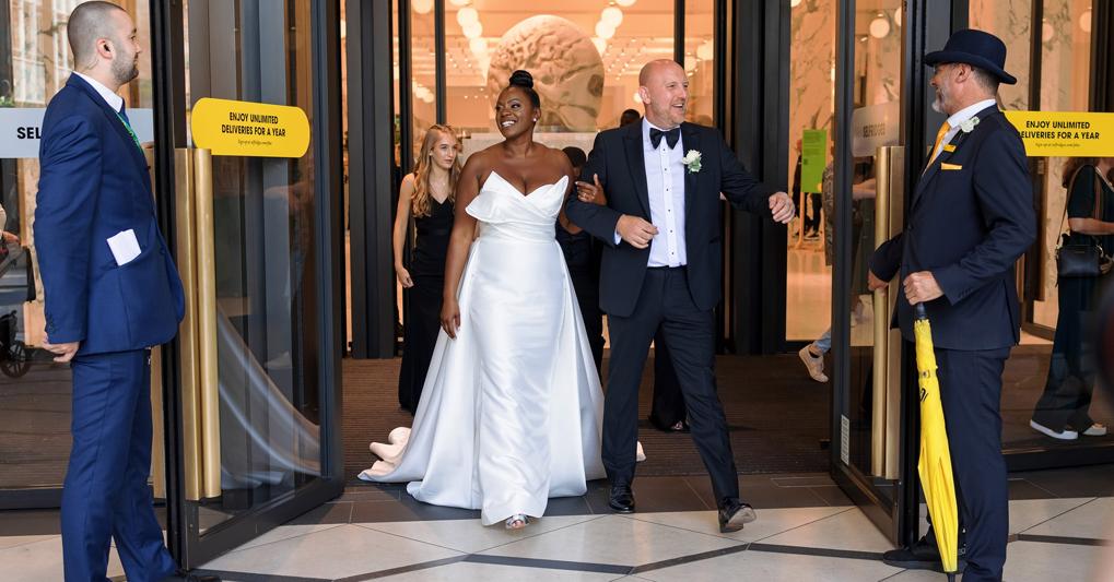 Abito da discount sposa con mascherina